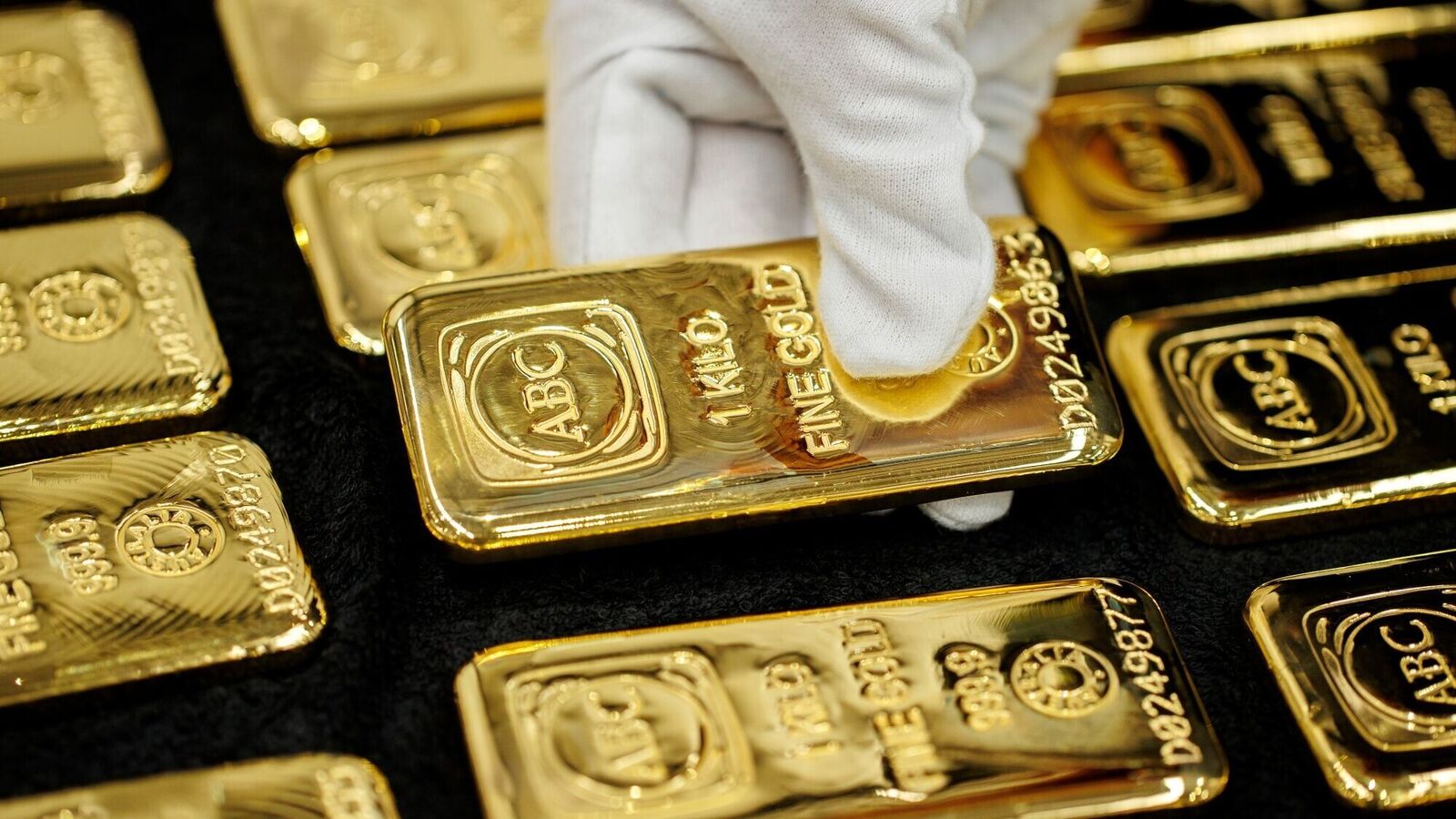 Gold Falls ₹2,400 And Silver Drops ₹7,000 After Record High During Dhanteras Buying Frenzy